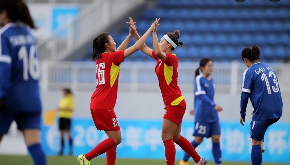 今日焦点战预告16:45 澳超赛场 悉尼FC VS 惠灵顿凤凰 惠灵顿凤凰强势出击能否在客场全身而退？01:30 意甲赛事 那不勒斯 VS 蒙扎 那不勒斯欲在主场迎来反弹重返欧战区!02:45 葡超赛场 本菲卡 VS 法马利卡奥 本菲卡对榜首之位虎视眈眈，法马利卡奥客场之旅恐难以全身而退？03:45 意甲赛事 热那亚 VS 国际米兰 国米已连续多场赛事保持不败，火“热”势头欲继续延续？ 事件那不勒斯后卫纳坦肩膀脱臼，马扎里：队医说他将缺席一个半月那不勒斯主帅马扎里称，后卫纳坦因肩膀脱臼将缺席一个半月时间。